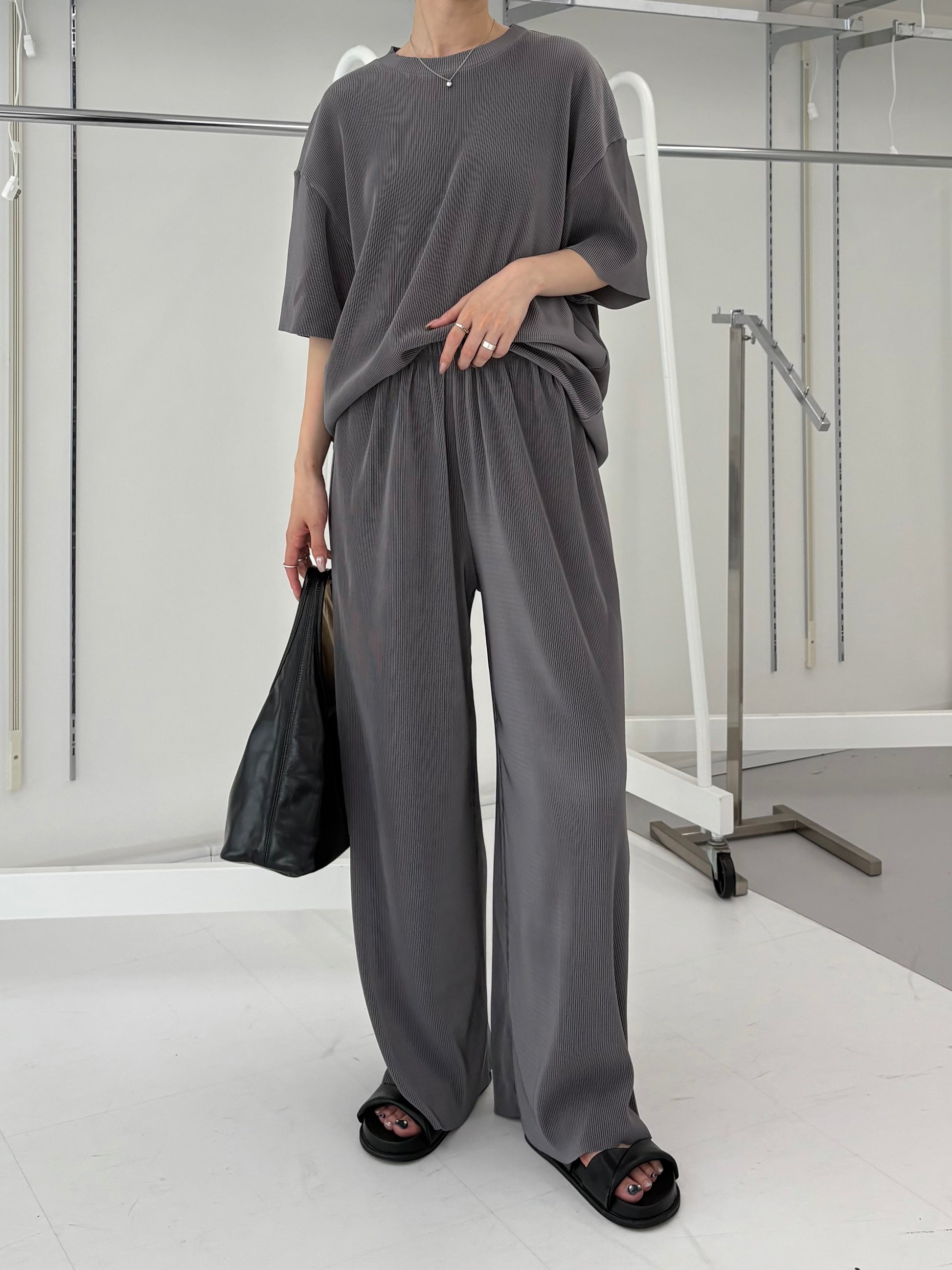 プリーツセットアップ チャコールグレー レディース トップス×パンツ セットアップ 大人コーデ KARED