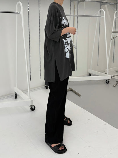 ゆったりプリントTシャツとシワ加工ブラックパンツの横からのシルエット｜KARED公式