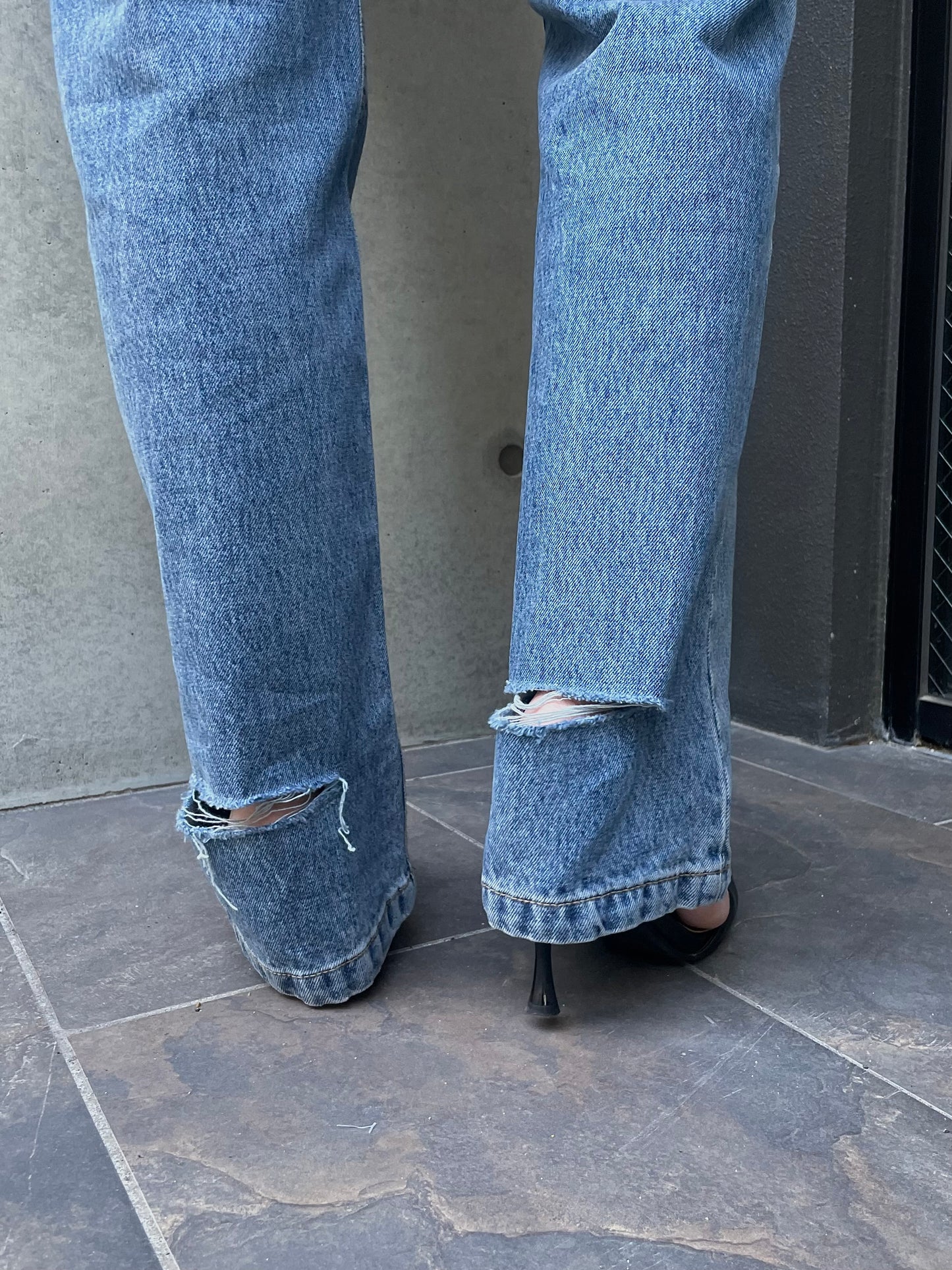 BACK CUT STRAIGHT JEANS