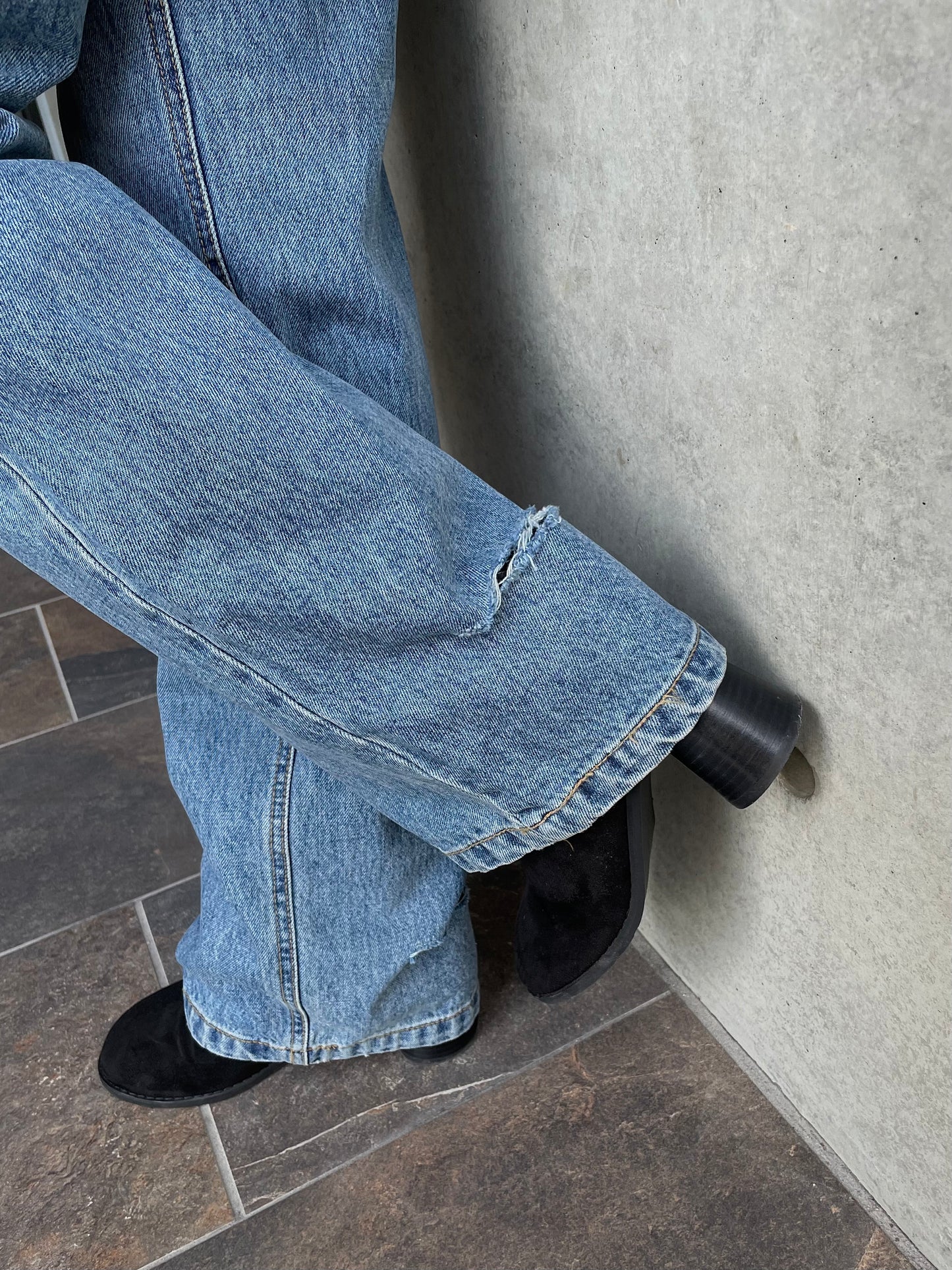 BACK CUT STRAIGHT JEANS