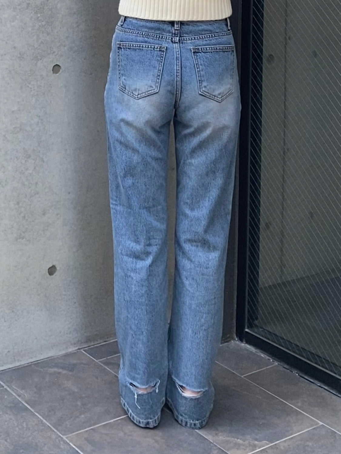BACK CUT STRAIGHT JEANS