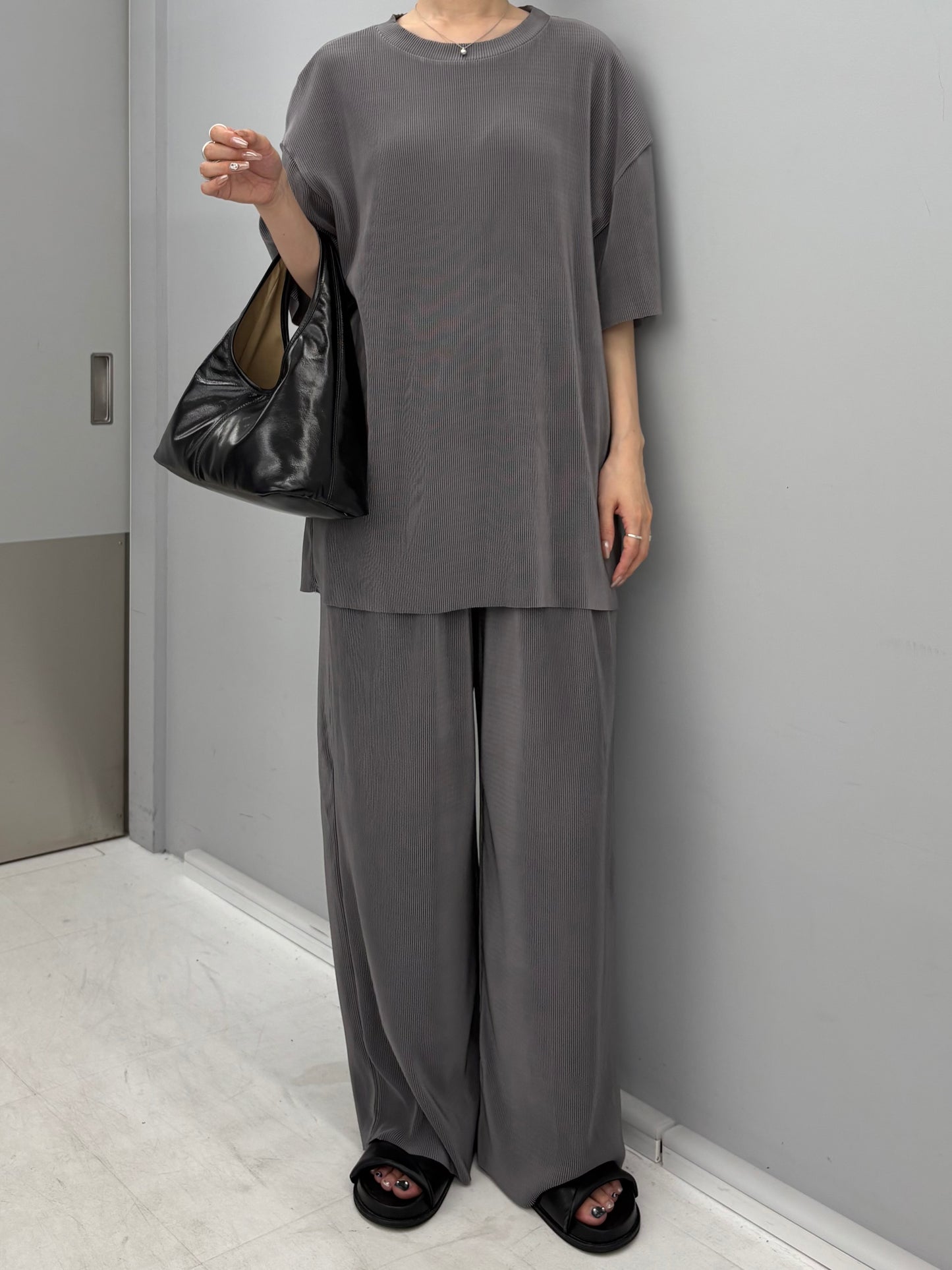 チャコールグレー　プリーツセットアップ　トップス　パンツ　ゆったりシルエット　光沢感　夏コーデ　上下セット　KARED