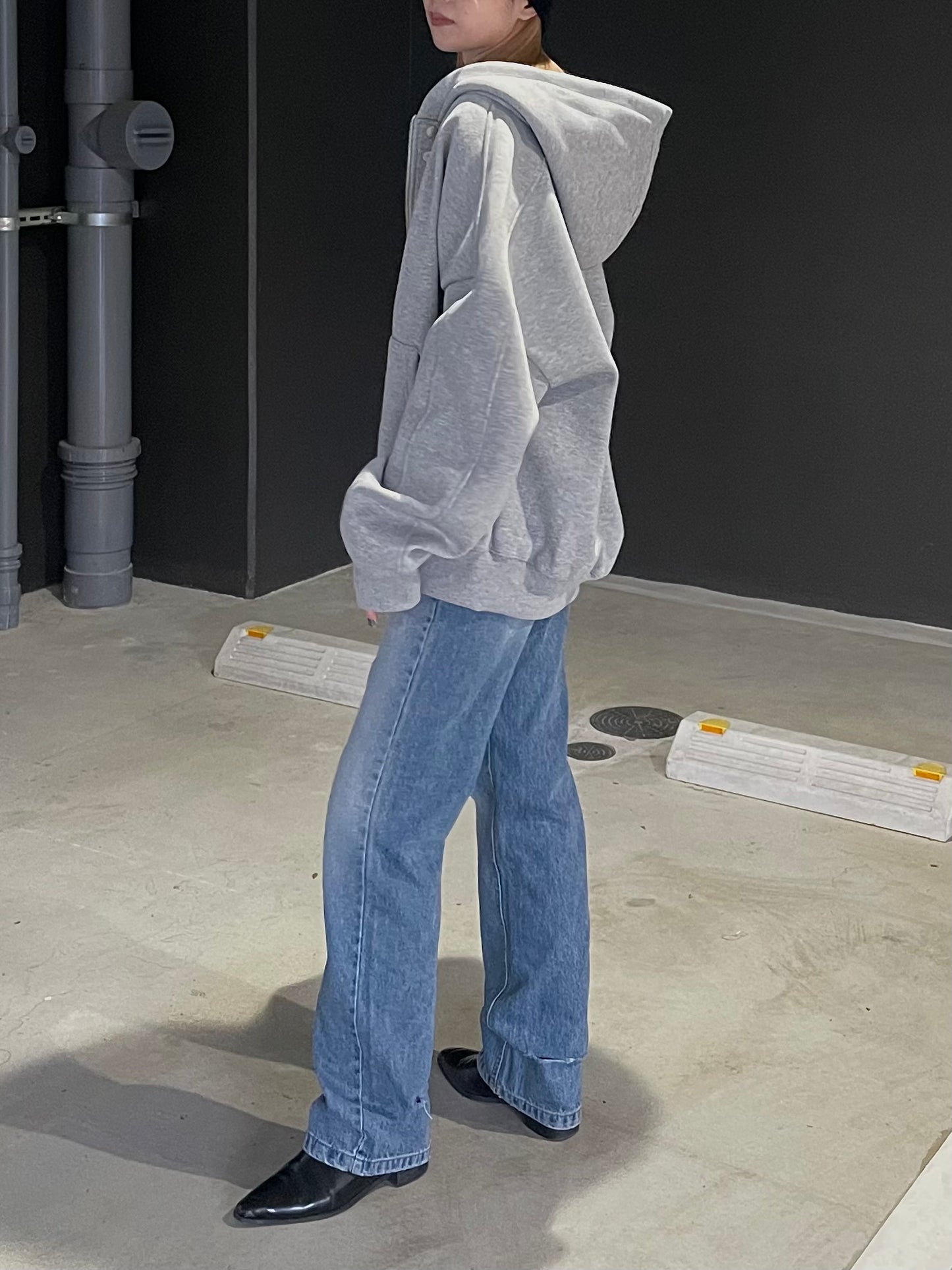 BACK CUT STRAIGHT JEANS