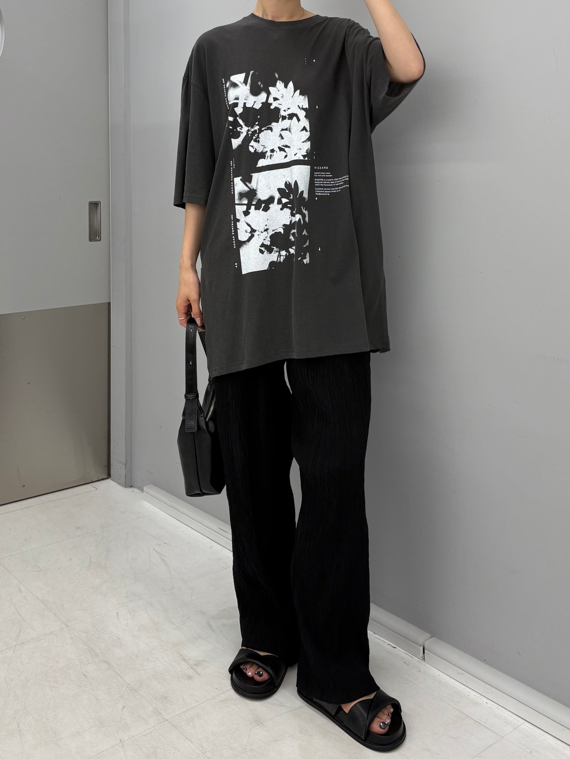 KARED黒パンツとロゴTシャツのコーディネート画像｜ラフだけどおしゃれに見える夏のスタイル