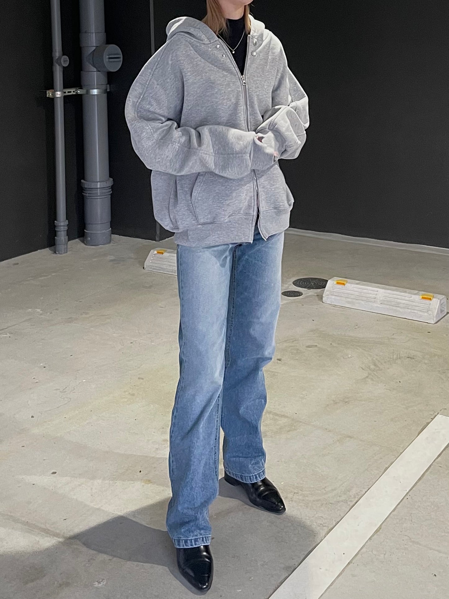 BACK CUT STRAIGHT JEANS