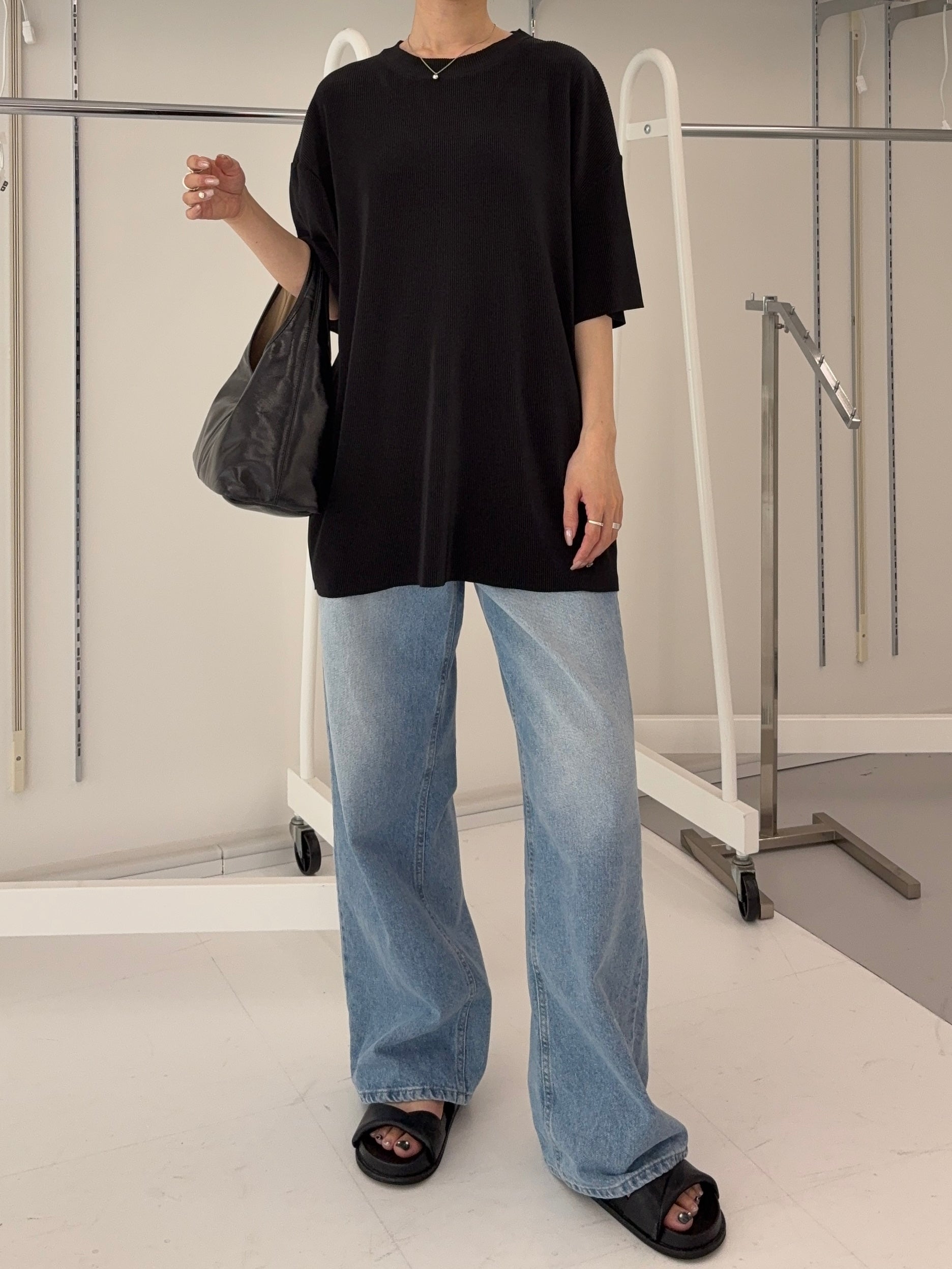 ブラック プリーツトップス レディース デニムコーデ ワイドパンツ合わせ 着回し 夏服 KARED