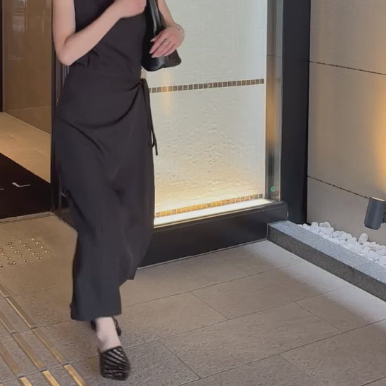 クラシックロングワンピース　ノースリーブ　夏の大人のカジュアルコーデ　着用イメージ　サンダル＆バッグ合わせ　コーディネート動画
