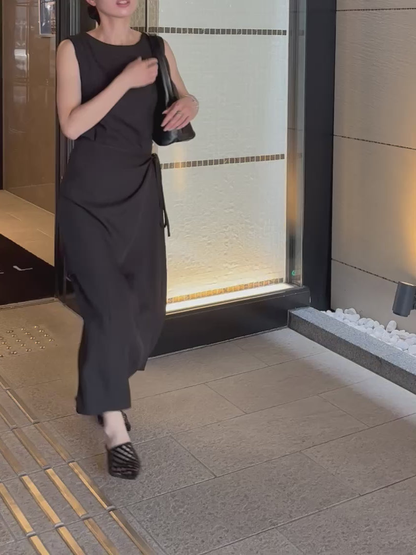 クラシックロングワンピース　ノースリーブ　夏の大人のカジュアルコーデ　着用イメージ　サンダル＆バッグ合わせ　コーディネート動画